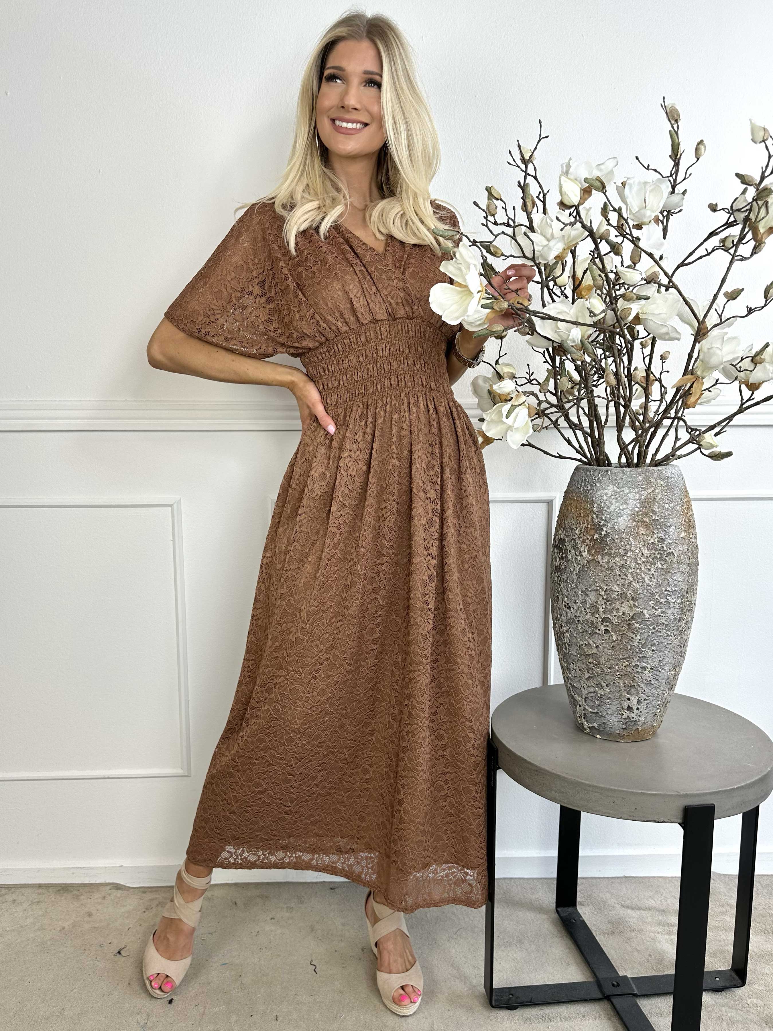 Pams Lace - Lång spetsklänning med smock under bysten